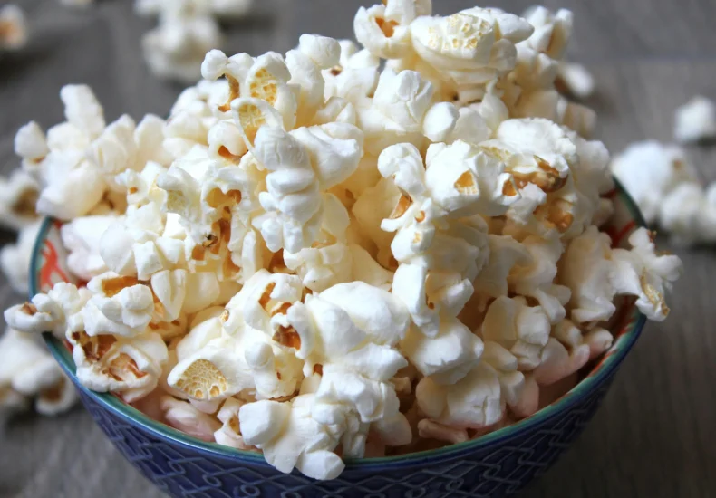 A bowl of delicious and freshly popped popcorn, perfect as a tasty snack.