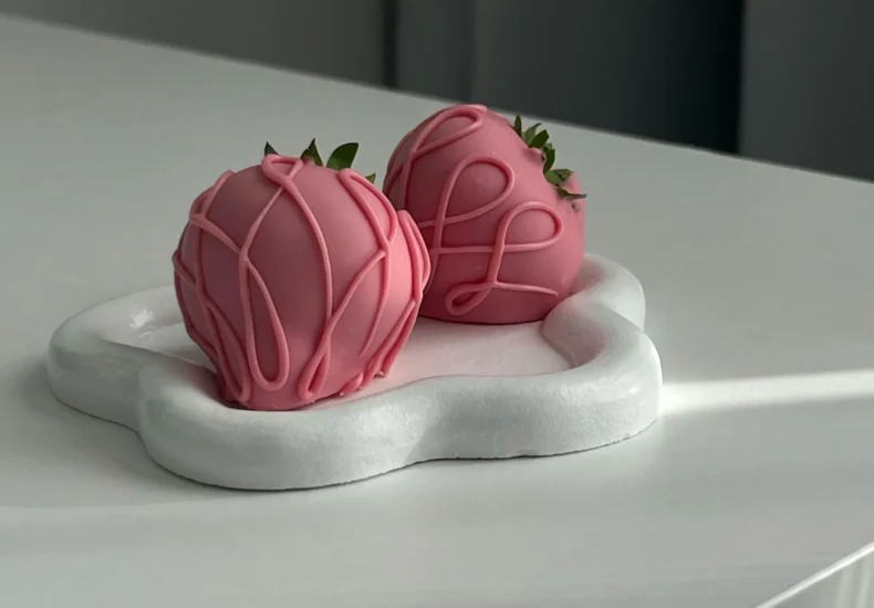 chocolate covered strawberries .